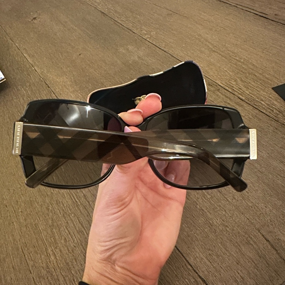 Burberry Black Sunglasses with Check Case | Burberry B4105-M 3346/8g - Picture 4 of 7